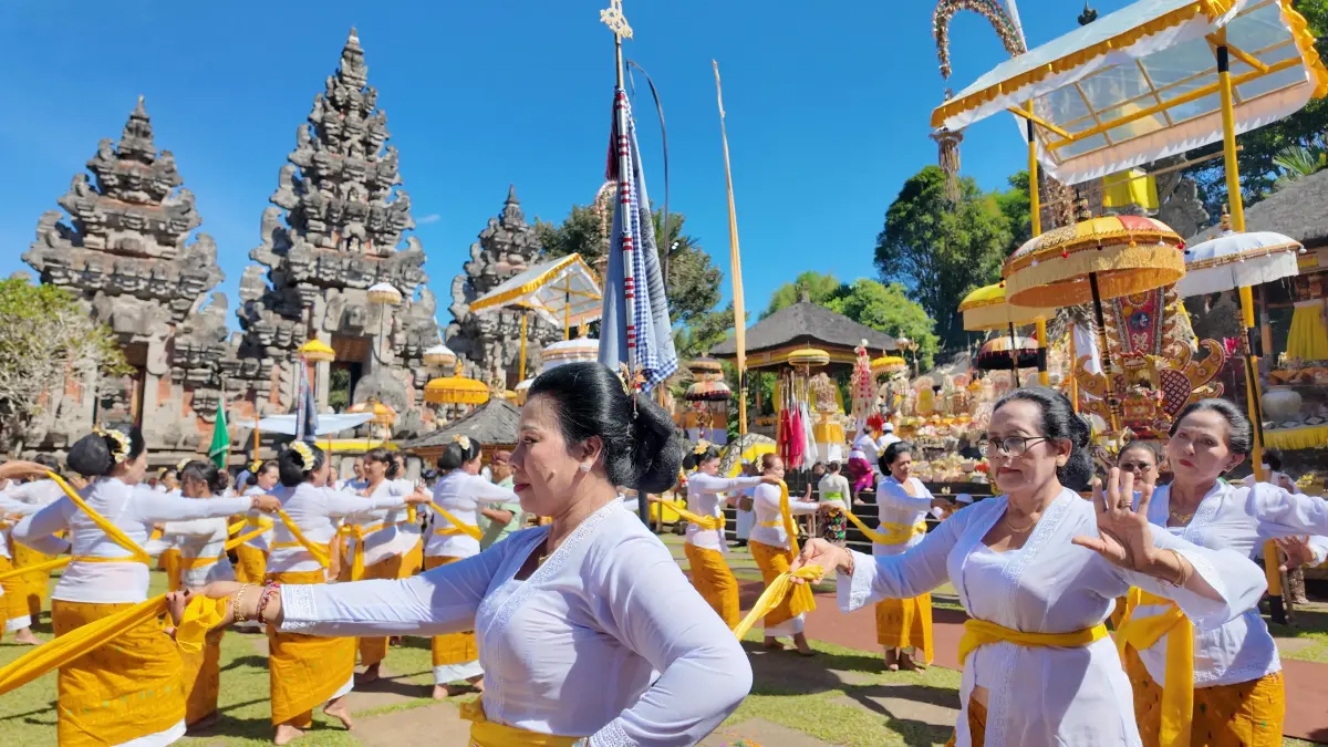 Atas: Tarian oleh para Umat Hindu sebelum dimulainya Ibadah Persembahyangan di Pura Mandara Giri Semeru Agung

