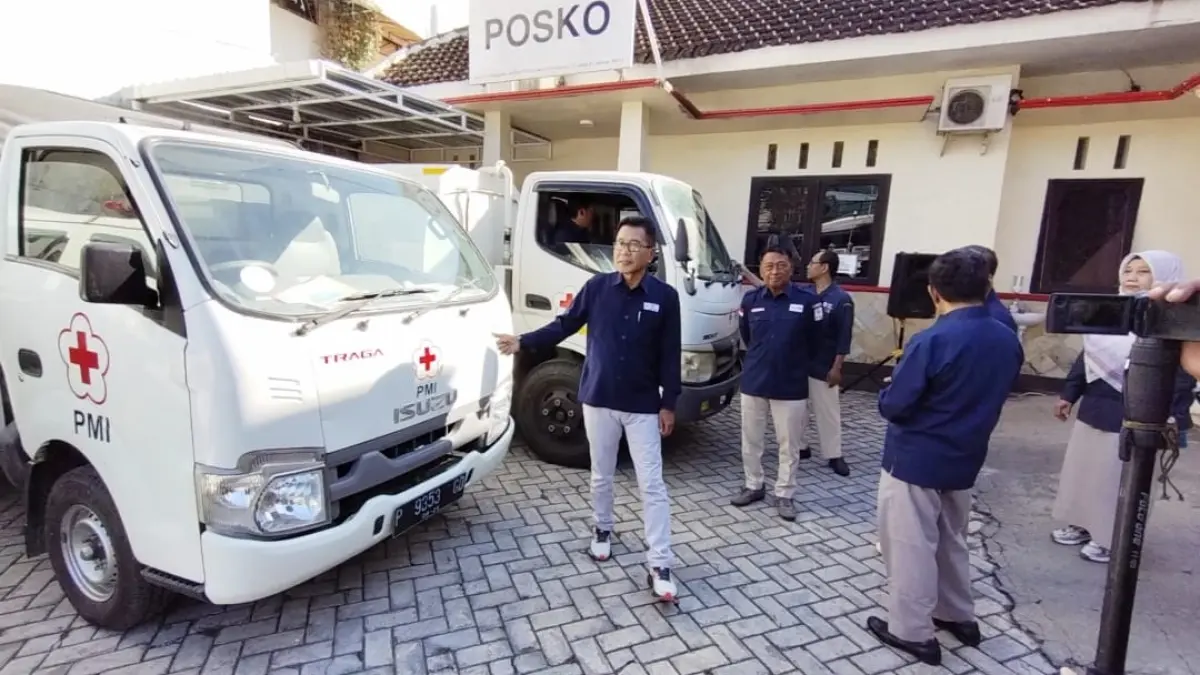 BERSIAGA: Apel kesiapsigaan hadapi bencana kekeringan di Markas PMI Jember, kemarin (1/7). Selain sediakan siagakan truk tangki air, PMI juga menyiapkan armada truk, ambulans hingga personel. (PMI JEMBER)