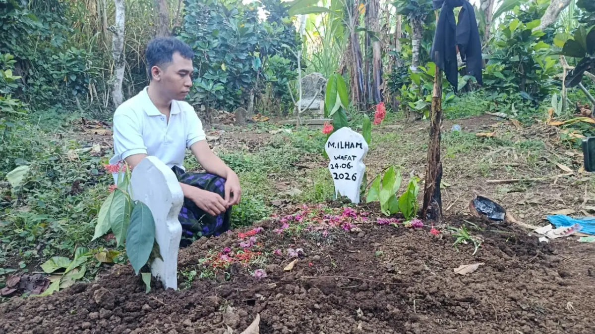 DIMAKAMKAN: Kakak korban saat melakukan ziarah ke makam adiknya yang meninggal dunia, kemarin.(ATIEQSON MAR IQBAL/RAME)

