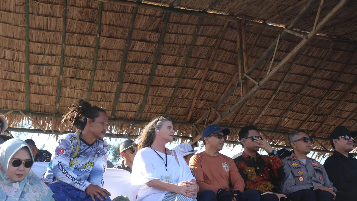 KAGUM: Wisatawan mancanegara ikut hadir menyaksikan tarian asli Lumajang.(ADE APRYANIS/RAME)