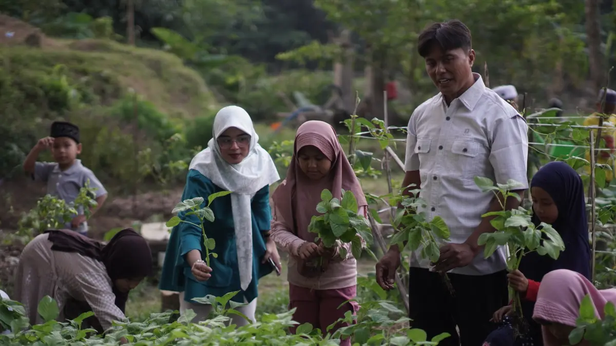 KEREN: Kenalkan alam hijau sejak dini kepada anak sambil belajar ngaji dan pengetahuan umum di Al-Kautsar Education Center Jember. (YULIO FA/RADAR JEMBER)