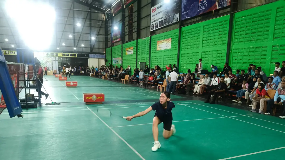 TERHENTI: Wafda Hilya Sawaba, atlet bulu tangkis asal SMPN 1 Puger Jember kalah di delapan besar O2SN tingkat provinsi di Surabaya, kemarin. (HENDRO)