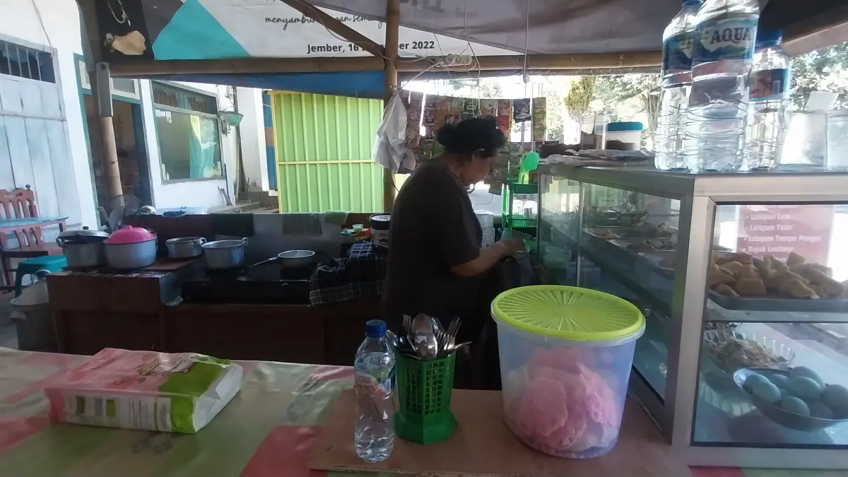 TERULANG LAGI: Warung milik Yayuk, warga Dusun Bringinlawang, Desa Wonojati, Kecamatan Jenggawah yang uangnya hilang di warungnya.(JUMAI/RADAR JEMBER)
