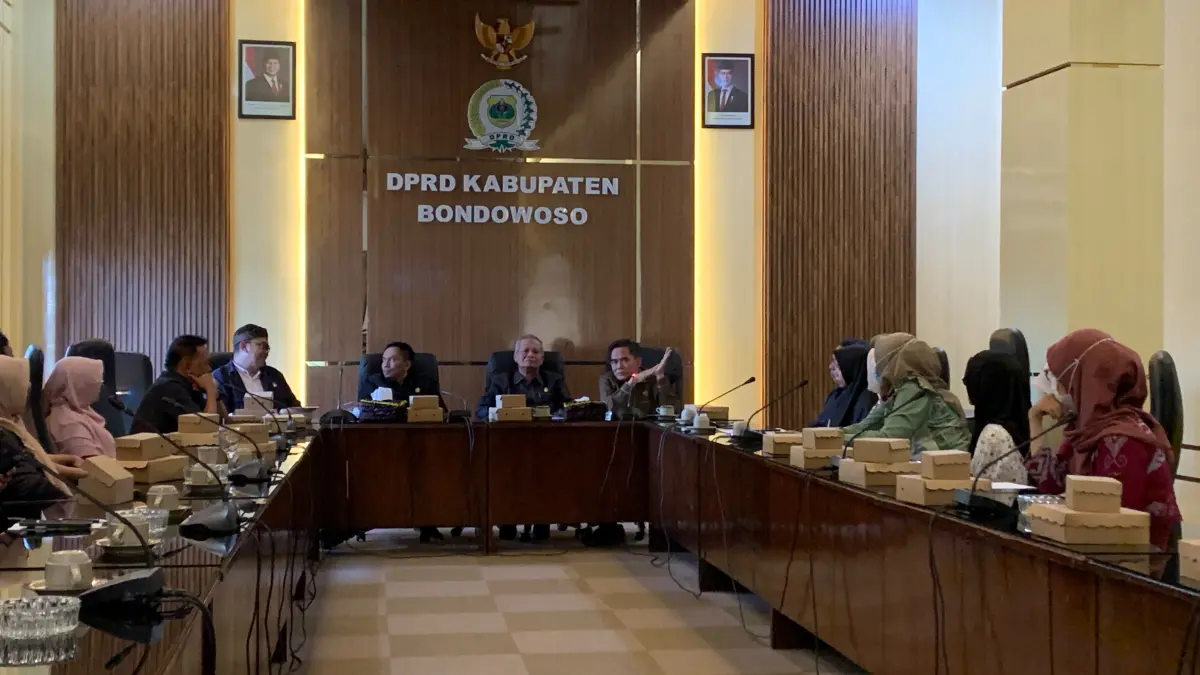 Anggota Komisi IV DPRD Bondowoso, A Mansur memberikan masukan kepada Dispendik terkait OSN. (ILHAM/RJ)