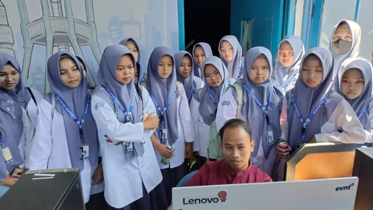 ANTUSIAS: Belasan santri MA Nurul Qarnain dengan seksama memperhatikan proses layout atau desain koran di kantor Radar Jember, kemarin (2/7). (YULIO FA/RADAR JEMBER)