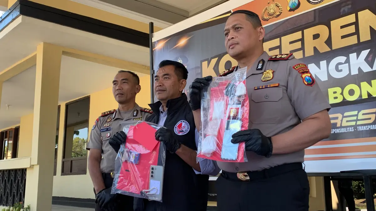 DIBERANTAS: Kapolres Bondowoso AKBP Aryo Dwi Wibowo menunjukan barang bukti sabu yang diamankan dari kurir jaringan luar kota. (ILHAM/RJ)