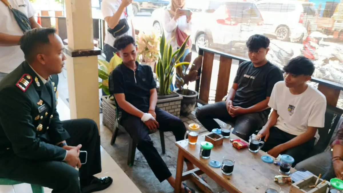 DIPERKETAT: Satlantas Polres Bondowoso, mempertemukan korban kecelakaan dan pelaku balap liar, kemarin. (ILHAM/RJ)