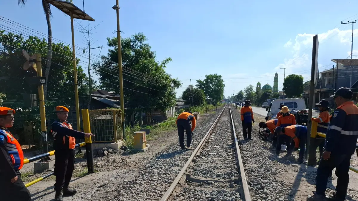 KAI Daop 7 Madiun Tutup Perlintasan Sebidang Liar di Kabupaten Blitar, Tegaskan Komitmen Tingkatkan Keselamatan Perjalanan Kereta Api. (HUMAS DAOP 7)