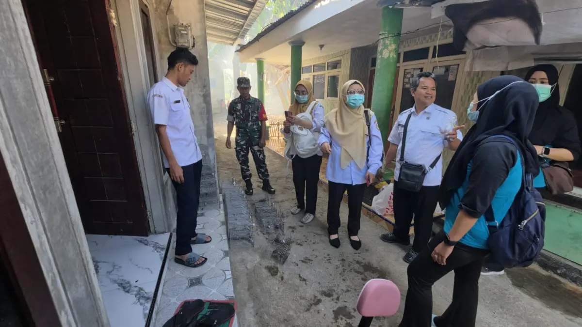 MENCEGAH: Petugas dari Dinkes Bonodowoso saat melakukan trapping di sejumlah desa. (FAQIH HUMAINI/RADAR IJEN)