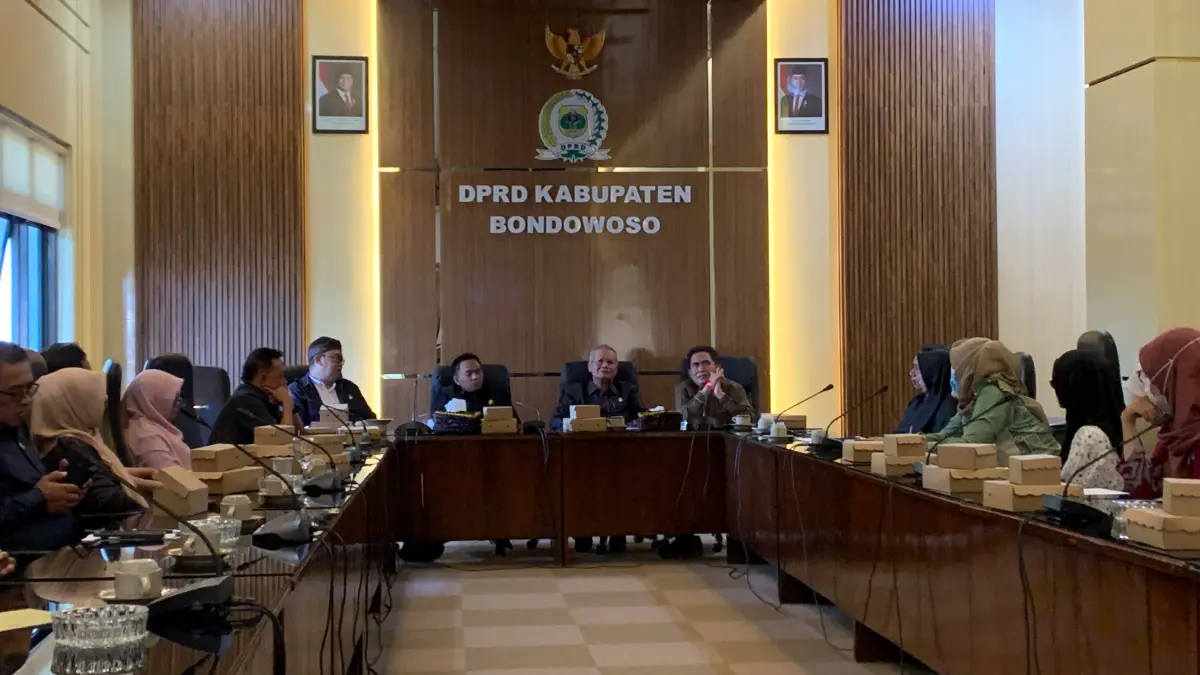 Para wali murid peserta OSN menyampaikan aspirasinya kepada anggota DPRD Bondowoso, dihadiri oleh Dispendik Bondowoso. (ILHAM/RJ)