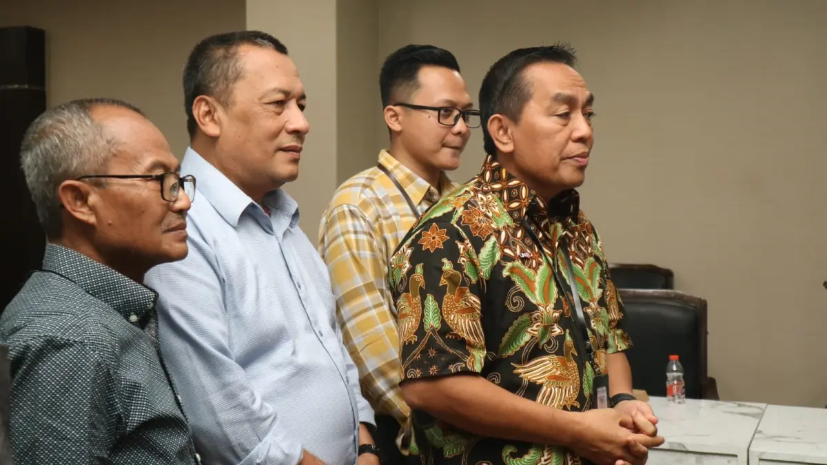 SAMPAIKAN INFORMASI: Warek IV Unej Fendi Setyawan didampingi Ketua KAUJE FEST Abdul Kholik menyampaikan kegiatan sarasehan yang dihadiri sejumlah kepala daerah. (DWI SISWANTO/RADAR JEMBER)