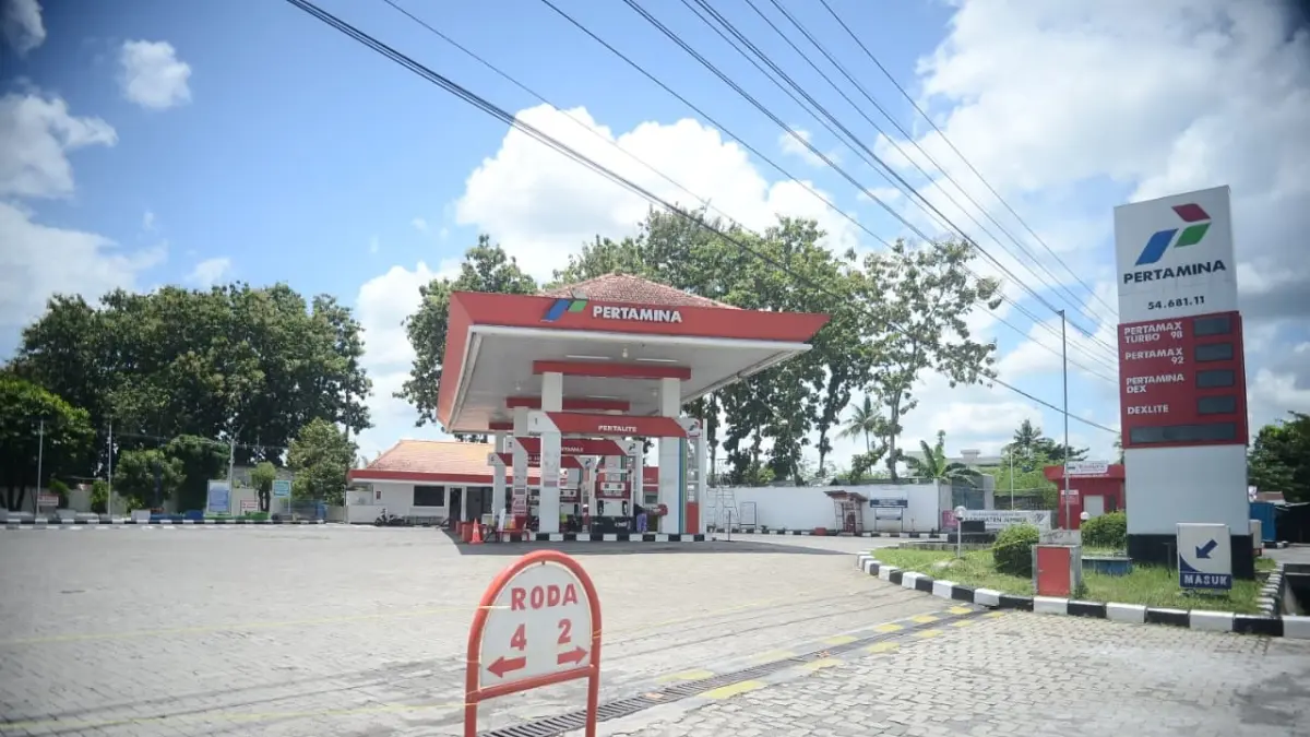SEGEL: Situasi SPBU Jalan Teuku Umar saat disegel aparat kepolisian setelah diduga menyalurkan solar bersubsidi ke truk yang membawa sejumlah drum pada 18 Maret lalu. (M. ADHI SURYA/RADAR JEMBER)