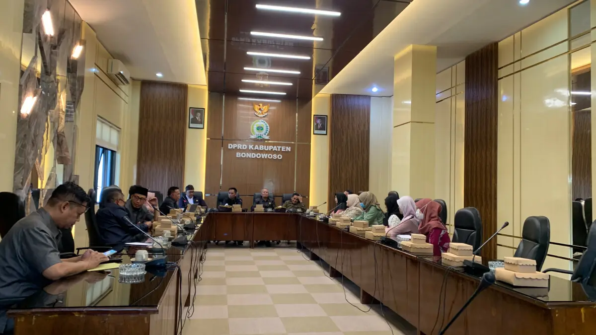 Sejumlah wali murid peserta OSN mendengarkan penjelasan dari Kepala Dinas Pendidikan di Gedung Rapat Bersama DPRD Bondowoso, (ILHAM/RJ)
