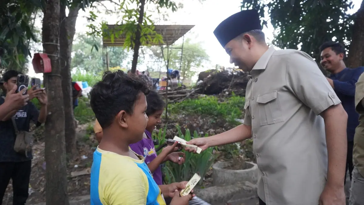 SENTUHAN HANGAT: Gus Fawait saat bertemu anak-anak dari buruh di sekitar TPA Pakusari, belum lama ini. Dalam kesempatan berbeda, ia menyatakan keinginannya untuk mengoptimalkan cakupan imunisasi anak se-Jember. (MAULANA//RADAR JEMBER)

