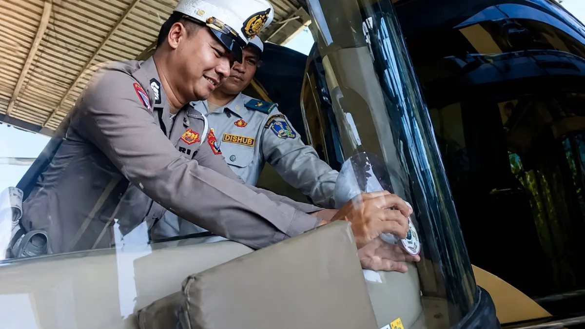 CEK KELENGKAPAN: Personil Satlantas Polres Jember lakukan Rump Check ke sejumlah bus, memasuki masa libur sekolah. (POLRES JEMBER)
