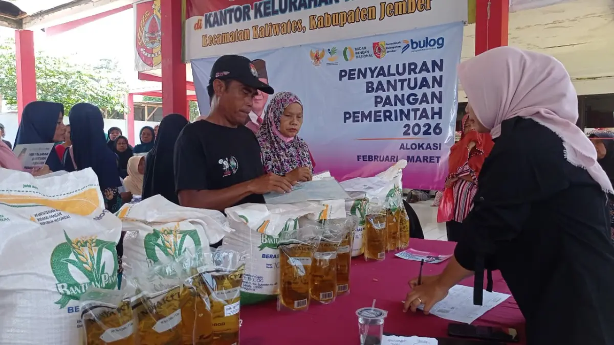 TUNTAS: Penyaluran bantuan pangan beras dan minyak goreng di Kelurahan/Kecamatan Kaliwates, awal April lalu. Penyaluran tuntas pada pertengahan bulan kemarin. (SIDKIN ALI/RADAR JEMBER)