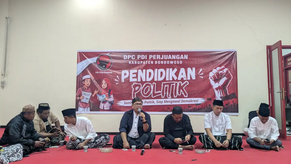 BERIKAN EDUKASI: Sinung Sudrajad (tengah) saat memberikan penjelasan mengenai pendidikan politik (FAQIH/RJ)