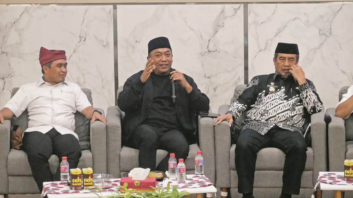 "Kami (kepala daerah, Red) sebenarnya tidak dalam posisi mengeluh. Hambatan regulasi keuangan makro seperti imbas pinjol ini yang harusnya segera ditangkap dan dicarikan solusi oleh pemerintah pusat dan regulator.” YUSUF RIO WAHYU PRAYOGO, Bupati Situbondo, Alumnus FISIP Unej. (SIDKIN ALI/RADAR JEMBER)