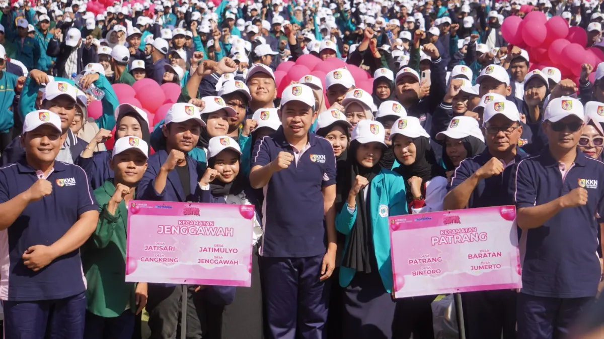 MENUJU DESA: Bupati Fawait (tengah) pada pelepasan ribuan mahasiswa KKN kolaboratif tahun 2025 kemarin. Pada tahun ini KKN kolaboratif kembali digelar. (DISKOMINFO JEMBER)