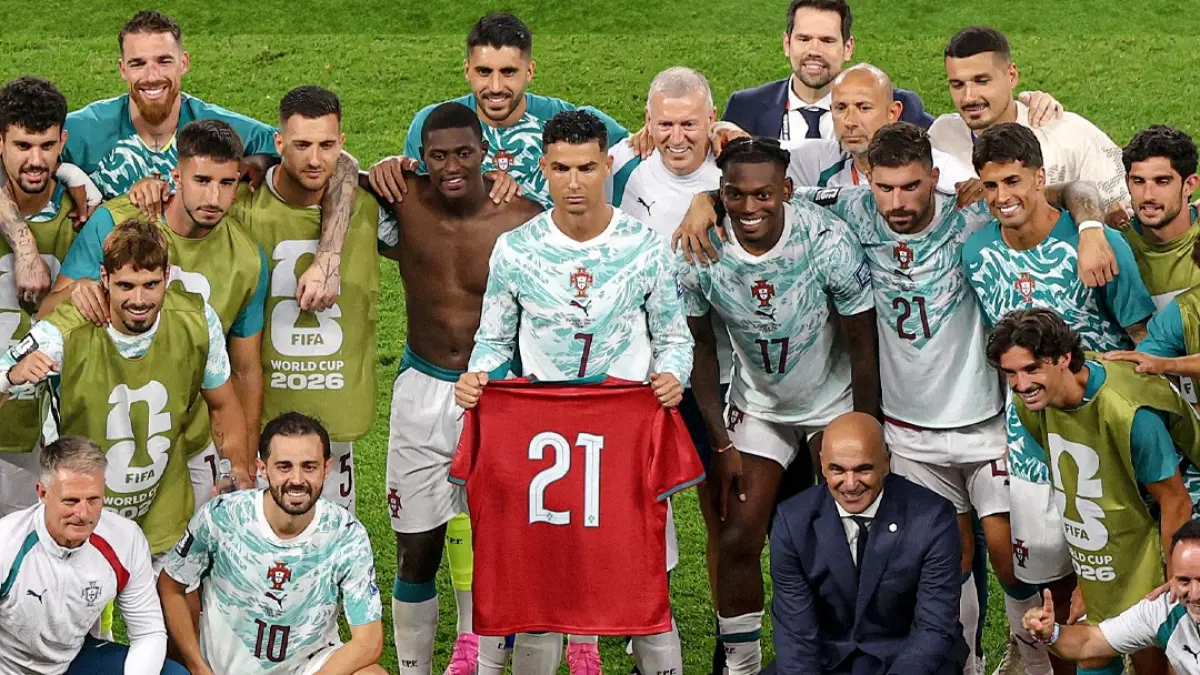 Ronaldo memimpin sesi foto bareng seluruh pemain Portugal, menyertakan jersey bernomor 21 milik mendiang Diogo Jota, usai Portugal menundukkan perlawanan dramatis Kroasia dengan skor 2-1. (dok. 433football)
