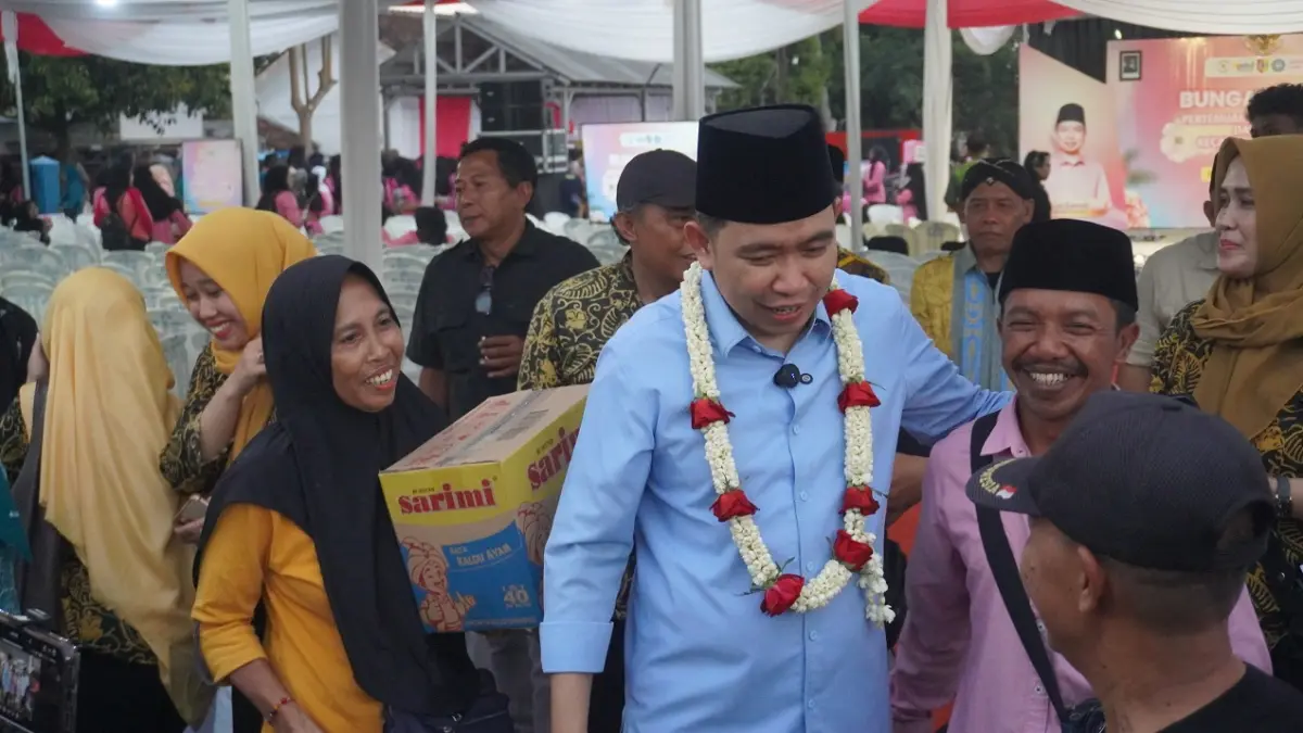 SAPA WARGA: Bupati Gus Fawait saat turun ke masyarakat, dalam rangkaian Bunga Desaku, di Lapangan Desa DukuhMencek, Sukorambi, pekan lalu (28/6).(MAULANA/RADAR JEMBER)
