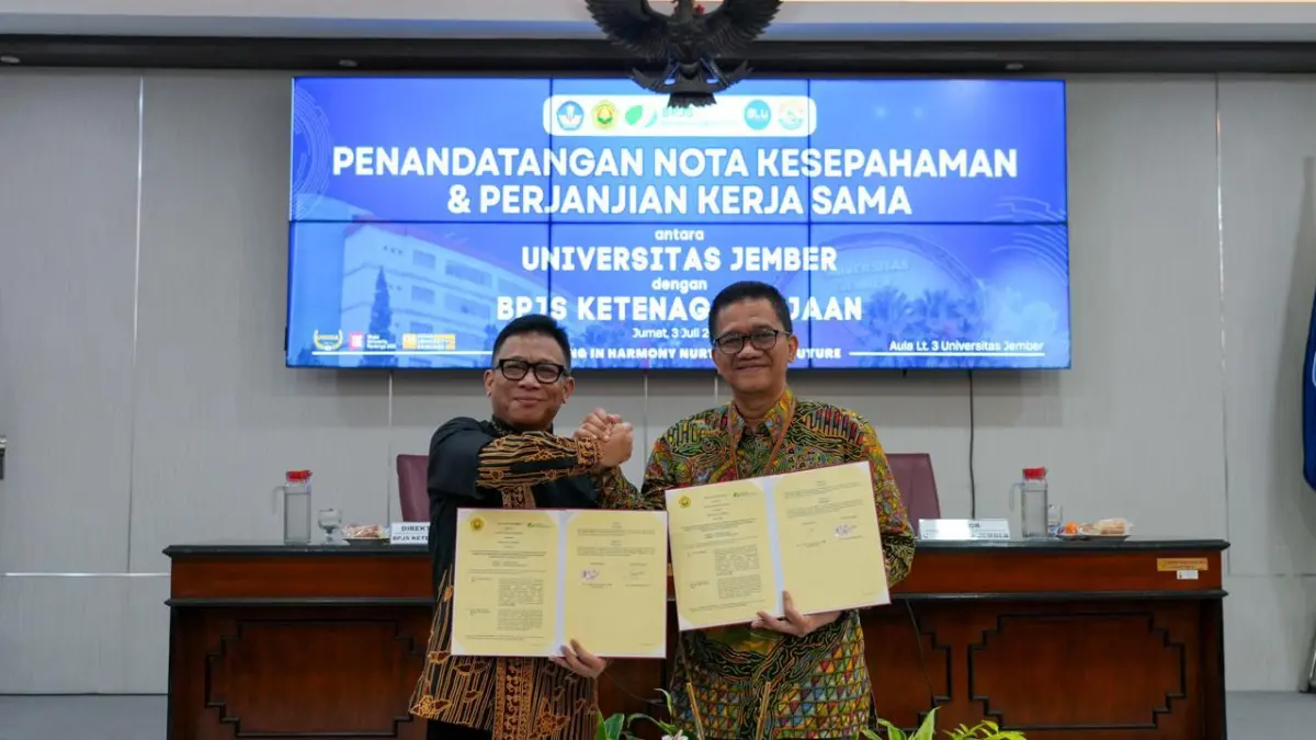 SINERGI: Dirut BPJS Ketenagakerjaan Saiful Hidayat (kiri) bersama Rektor Unej Iwan Taruna setelah tandatangan menjalin MoU, kemarin pagi (3/7). (BPJS KETENAGAKERJAAN)