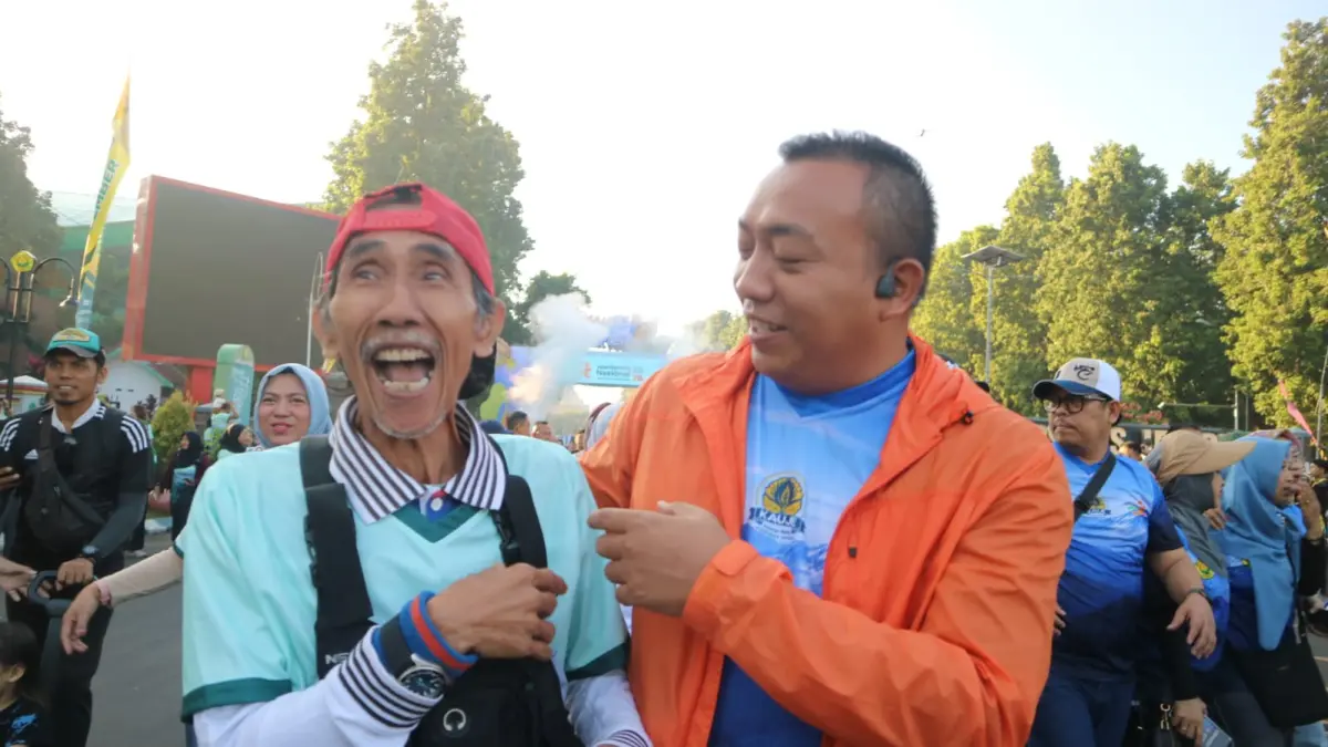 Bupati Situbondo Yusuf Rio Wahyu Prayogo (kanan) disapa pensiunan pegawai Unej yang teringat masa-masa kuliah di kampus Unej
