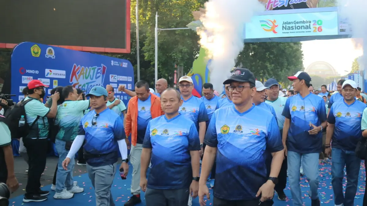 DWI SISWANTO/RADAR JEMBER

MERIAH: Rektor Unej Iwan Taruna (kanan) dan Ketua KAUJE Sarmuji (dua dari kanan) berserta para alumni Unej mengikuti JGN ke III, di doble way Unej, kemarin pagi (4/7)