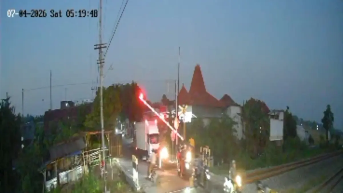 KAI Daop 7 Madiun Sayangkan Truk Box Terburu-buru Melintas, Palang Pintu Perlintasan Rusak Akibat Tertabrak Kendaraan
