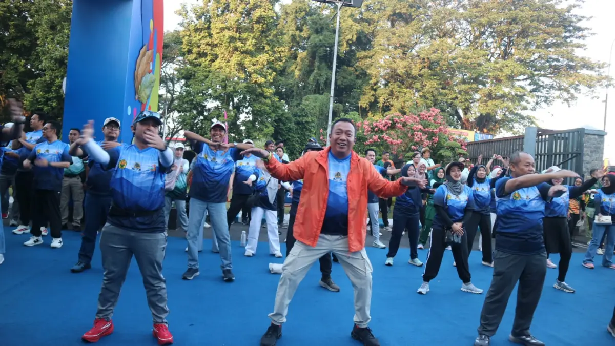 Ketua KAUJE Sarmuji (kanan), Bupati Situbondo Rio Yusuf Rio Wahyu Prayogo, dan sejumlah alumni Unej menikmati senam bersama sebelum JGN dimulai (DWI SISWANTO/RADAR JEMBER)