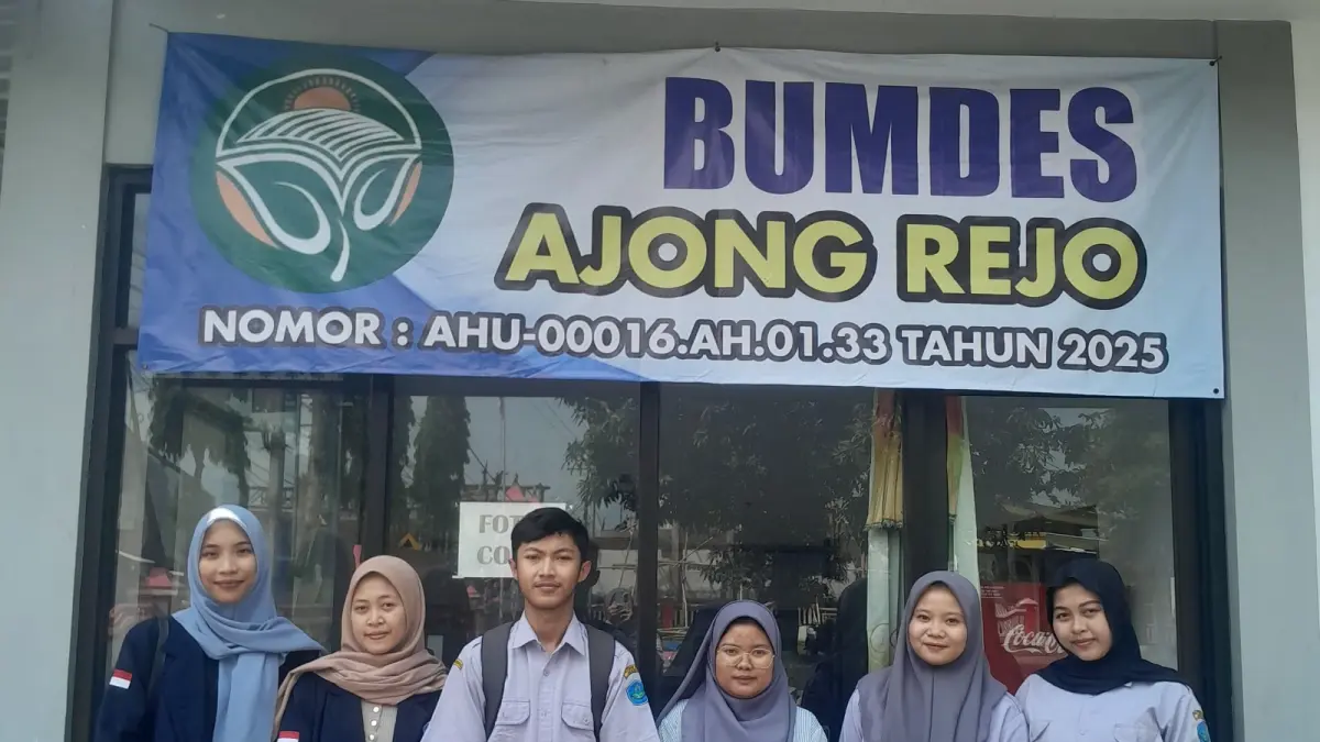 Mahasiswa Program Studi Sarjana Terapan Akuntansi Sektor Publik (AKP), Jurusan Bisnis, Politeknik Negeri Jember (Polije), membantu Badan Usaha Milik Desa (BUMDes) Ajong Rejo (Foto: Humas Polije)