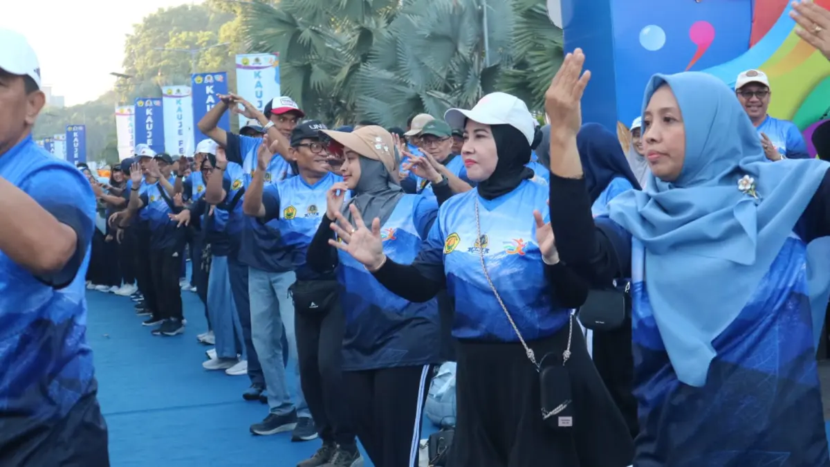 Sejumlah alumni Unej mengikuti senam bersama (DWI SISWANTO/RADAR JEMBER)