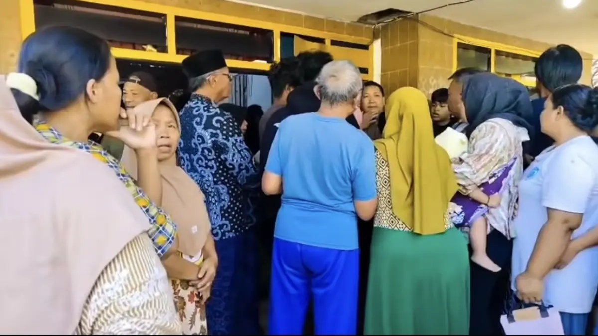 Tangkap layar saat warga mendatangi rumah MTA,22, Warga Desa Kalipenggung, Kecamatan Randuagung yang ditemukan meninggal dunia, pada Jumat (3/7)