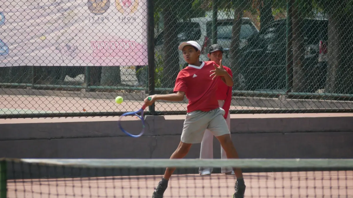 BERSAING: Salah satu petenis saat bertanding di Turnamen Tenis Junior Kejurwil V Jember di Lapangan Tenis GOR PKPSO Kaliwates, kemarin (5/7). (SIDKIN ALI/RADAR JEMBER)
