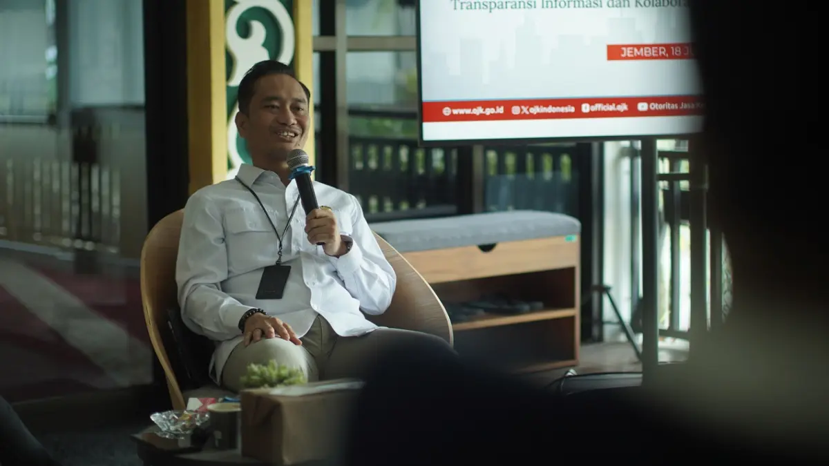 “Love scam menjadi salah satu modus yang perlu diwaspadai. Pelaku menggunakan identitas palsu, membangun hubungan emosional, kemudian meminta uang kepada korbannya.” ARIS BUDIMAN, Kepala OJK Jember. (YULIO FA, M. ADHI SURYA/RADAR JEMBER)