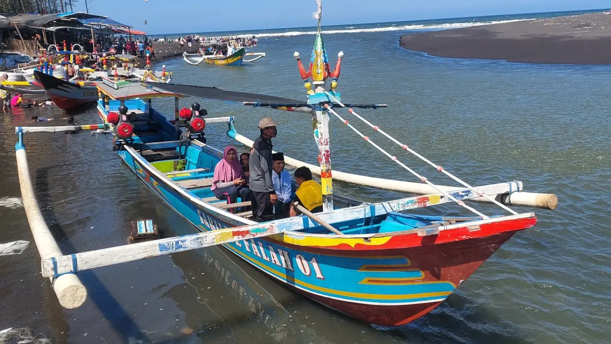 MENIKMATI LAUT: Nelayan mengangkut pengunjung yang datang ke Pantai Cemara, Dusun Getem, Desa Mojomulyo, Kecamatan Puger, kemarin (5/7). (JUMAI/RADAR JEMBER)