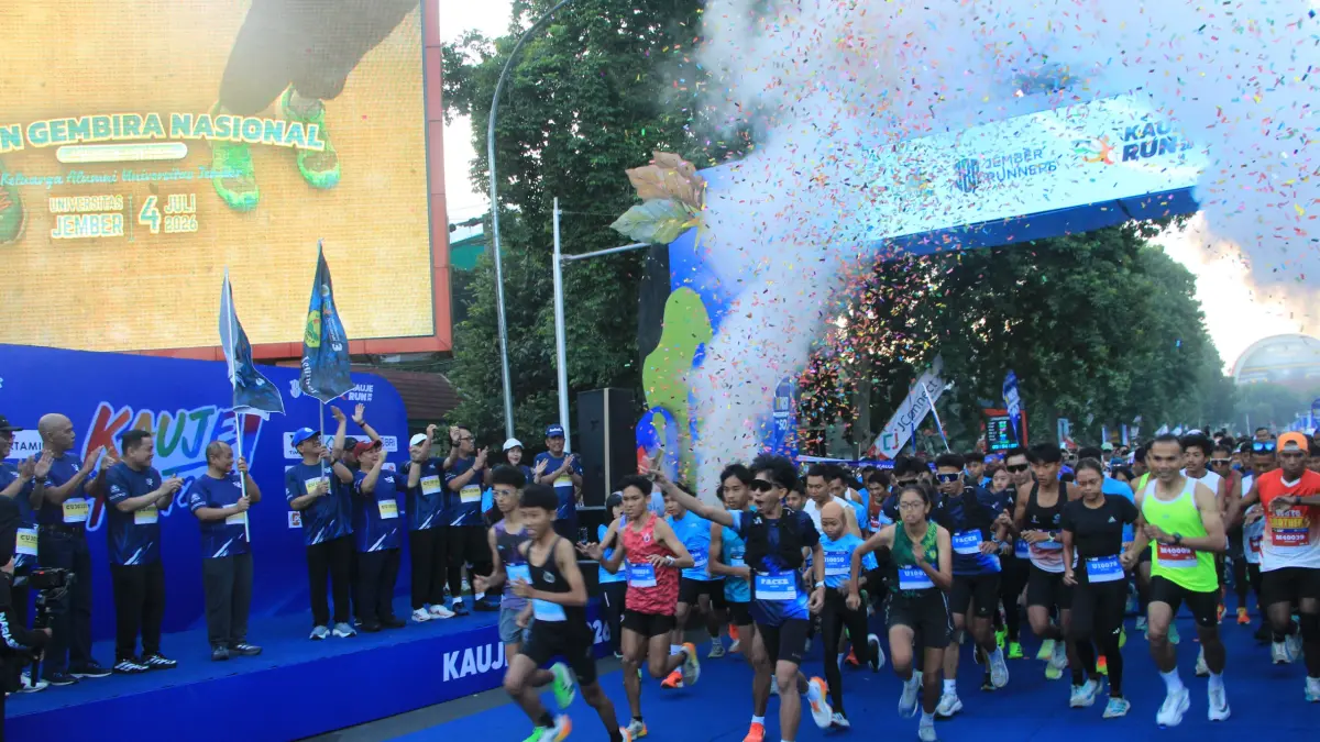 Pelepasan peserta kategori lomba lari 10 kilometer (HUMAS UNEJ)