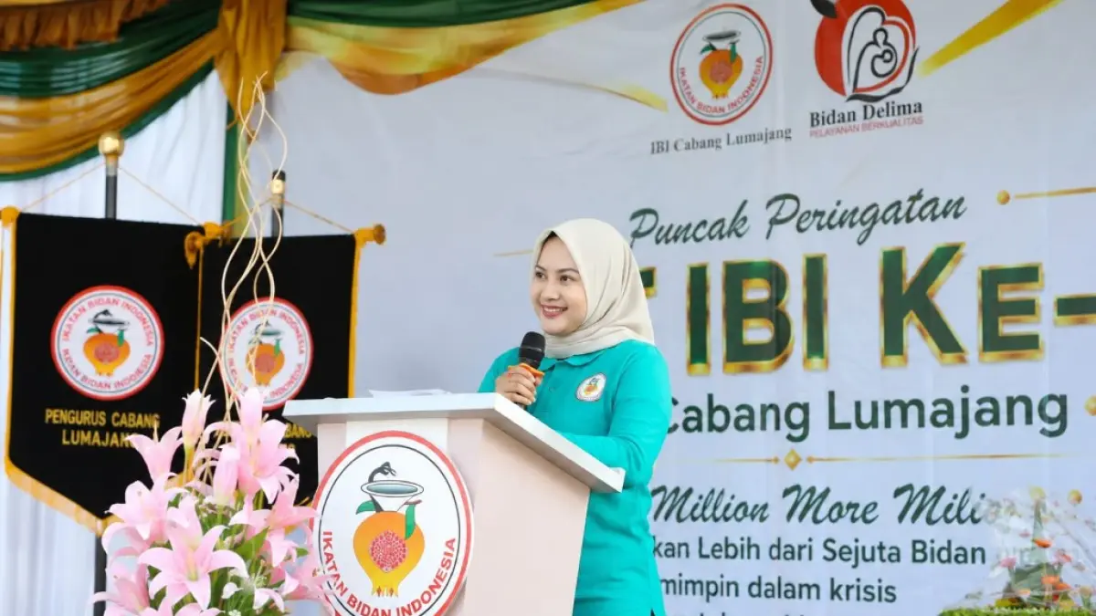 SAMPAIKAN: Ketua Tim Penggerak (TP) PKK Lumajang, Dewi Natalia Yudha Adji Kusuma, saat menghadiri peringatan HUT IBI. (KOMINFO LUMAJANG)