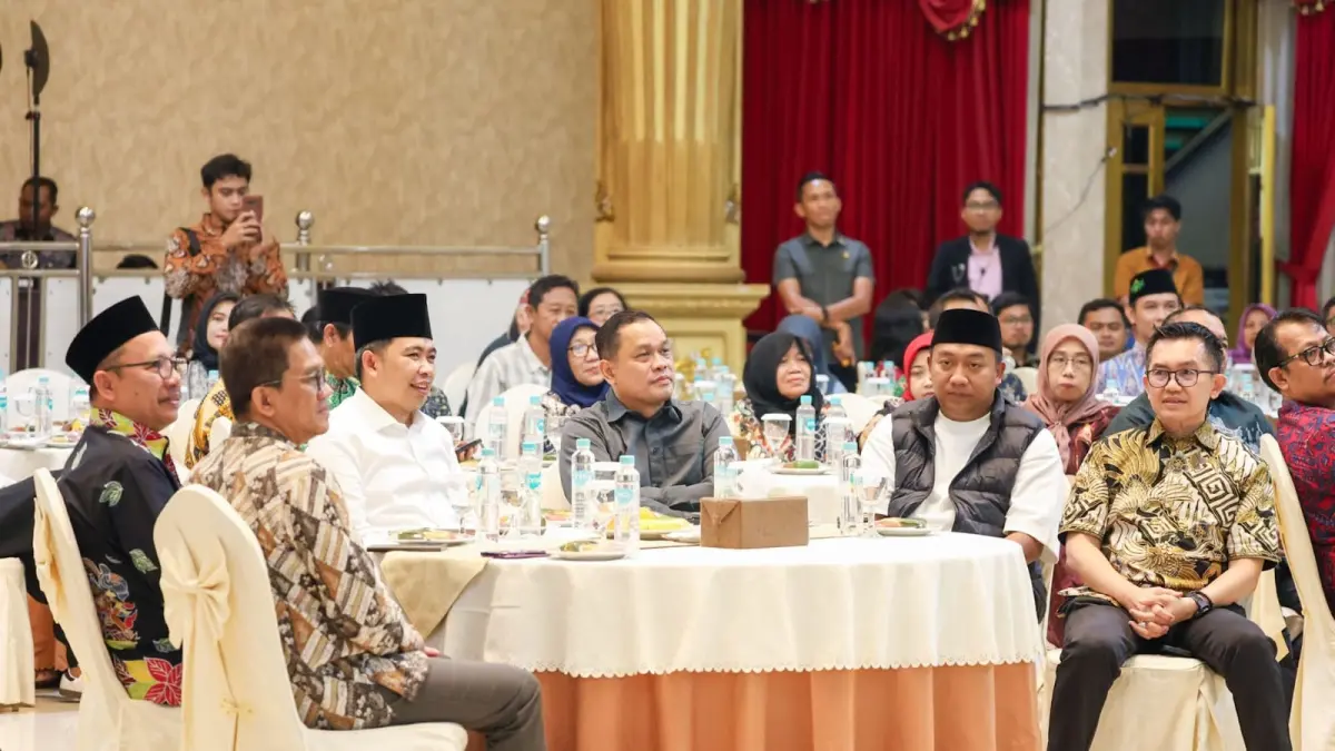 SATU MEJA: (Dari kiri) Rektor Unej Iwan Taruna, Anggota DPR Nur Purnamasidi, Bupati Gus Fawait, anggota DPR Charles Meikyansyah, dan Bupati Situbondo Yusuf Rio Wahyu Prayogo, saat gala dinner, di Pendapa Wahyawibawagraha, (4/7). (DISKOMINFO)