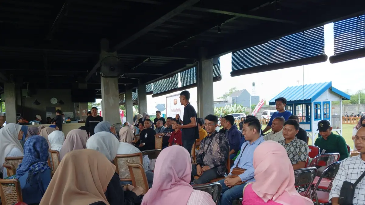 TATAP MUKA: Suasana saling bertemu pria dan perempuan yang ingin mencari jodoh pada acara Pethuk Jodoh di salah satu kawasan di Kecamatan Kaliwates, (14/6). (ALVIONIZA/RADAR JEMBER)