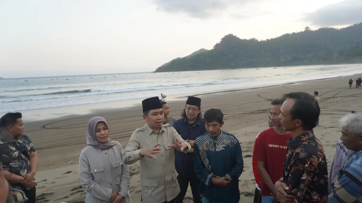 EKSPLORE POTENSI LAUT: Bupati Gus Fawait saat bertemu dengan para nelayan dan tokoh masyarakat, di Dusun Bandealit, Tempurejo. Selain bibir Pantai Puger, Kencong dan Ambulu, wilayah ini juga banyak nelayan yang melaut saat malam hari dan ke kebun saat siang hari. (MAULANA/JAWA POS RADAR JEMBER)