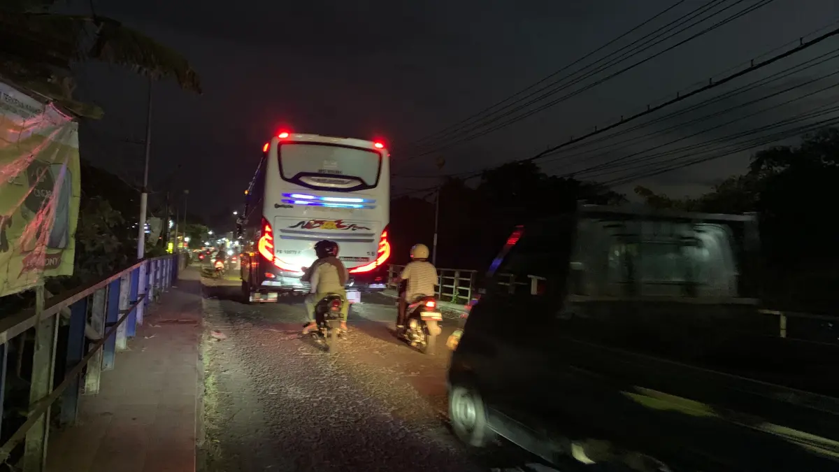 BANDEL: Meski sudah dilarang, bus dan truk masih banyak dijumpai melintas di Jembatan Koncer. (ILHAM/RJ)