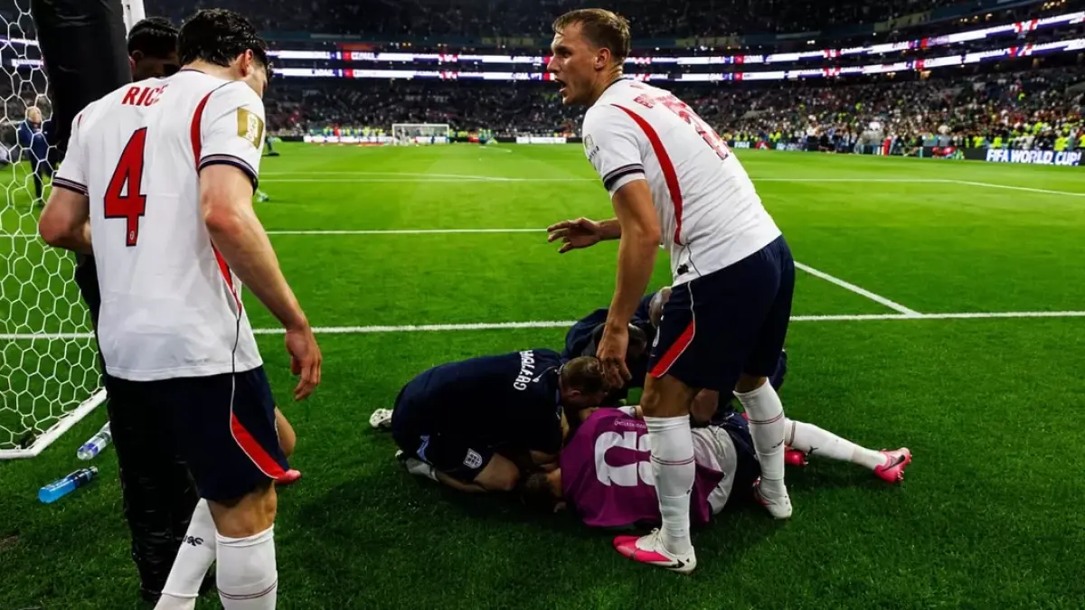 Jordan Henderson saat menngalami patah tangan