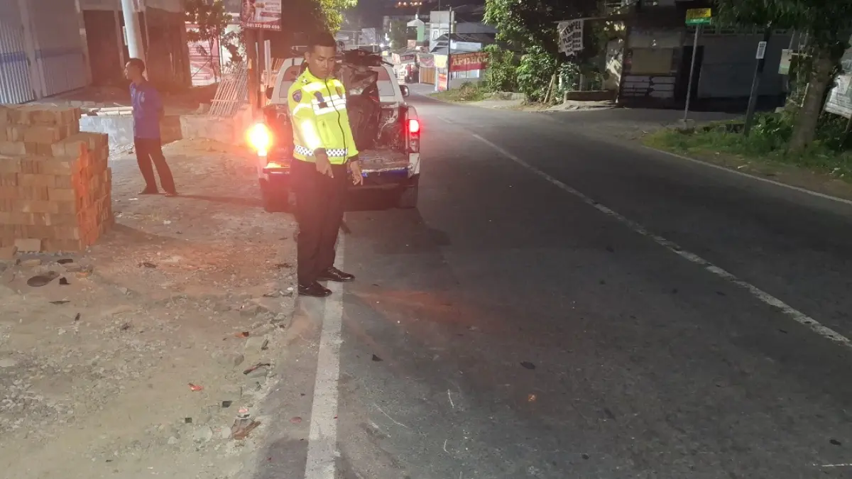 OLAH TKP: Anggota Satlantas Polres Jember saat mendatangi lokasi kecelakaan di jalan Raya Srikoyo, Kelurahan/Kecamatan Patrang, Minggu (5/7) pukul 21.00. (SATLANTAS/RADAR JEMBER)