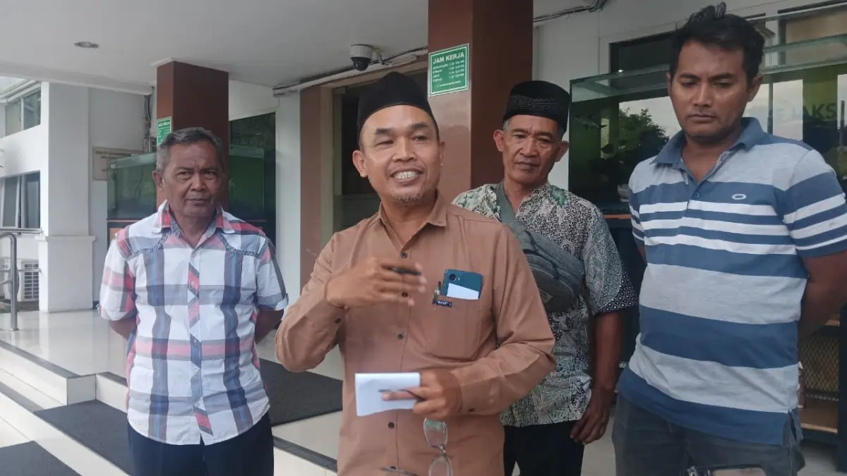 PENGADUAN: Warga Desa Rowo Indah, Misbahul Munir angkat suara setelah laporkan dugaan tata kelola keuangan dan aset Desa Rowo Indah ke Kejari Jember, Senin (6/7). (M. ADHI SURYA/RADAR JEMBER)