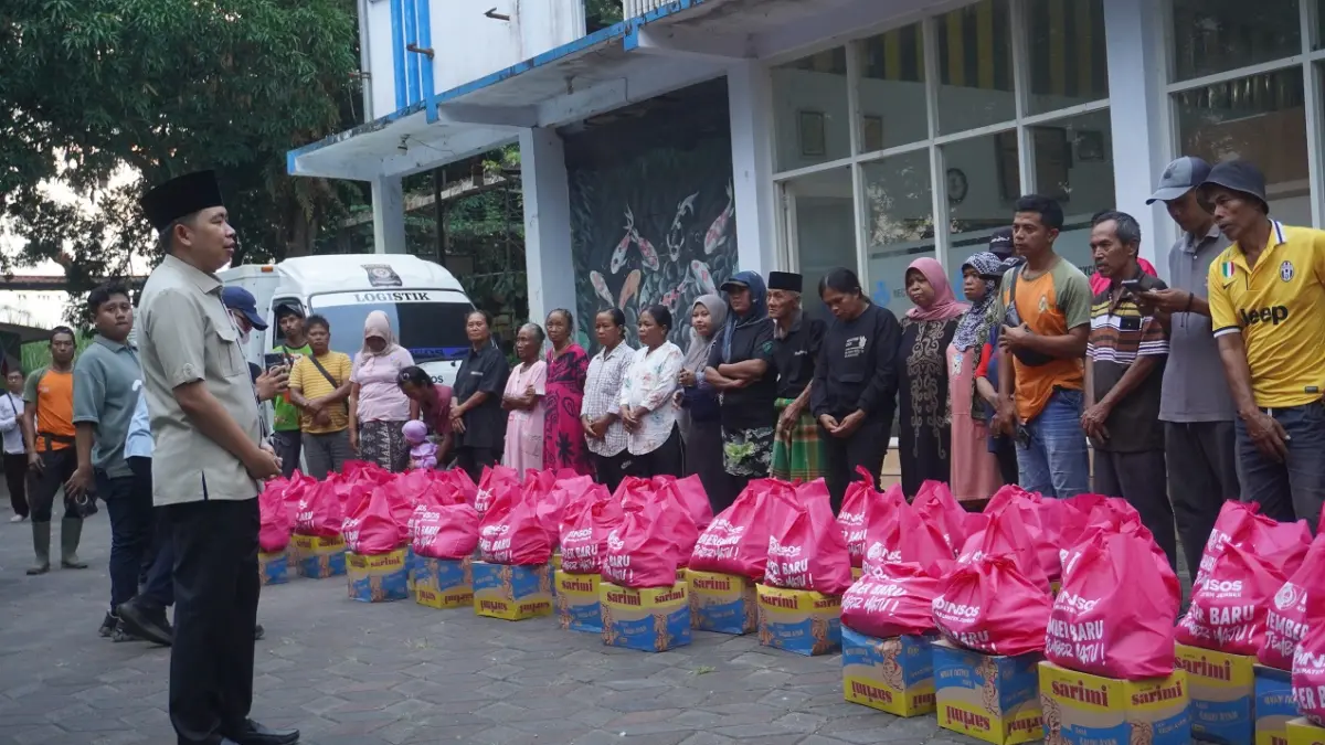 ULURKAN BANTUAN: Gus Fawait saat hadir di tengah warga, membagikan puluhan paket sembako kepada keluarga pemulung TPA, sopir truk TPA, dan warga sekitar, saat kesempatan sidak TPA Pakusari, belum lama ini, (27/6). (MAULANA/RADAR JEMBER)
