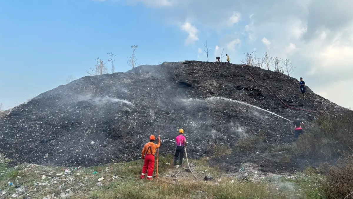 WASPADA: Petugas melakukan pemadaman kebakaran lahan sampah di TPA Pakusari, Sabtu (4/7). (BPBD JEMBER)