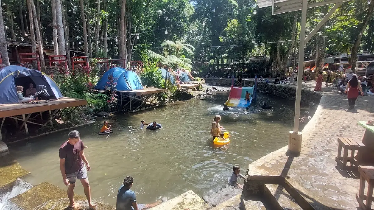 WISATA ALAM: Kampung durian di Desa Pakis, Kecamatan Panti, juga menyuguhkan permainan untuk anak-anak. (JUMAI/RADAR JEMBER)