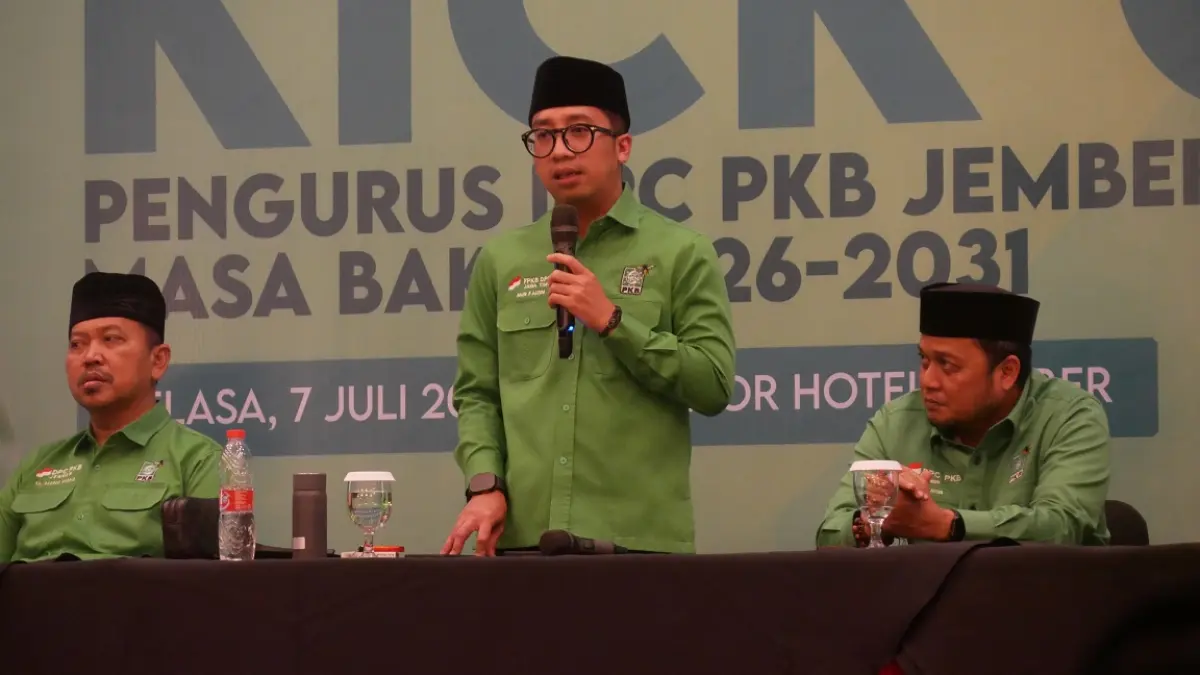 MAKIN SOLID: Perwakilan DPW PKB Jatim Nur Faizin saat memberikan arahan kepada pengurus DPC PKB Jember, kemarin (7/7). (SIDKIN ALI/RADAR JEMBER)