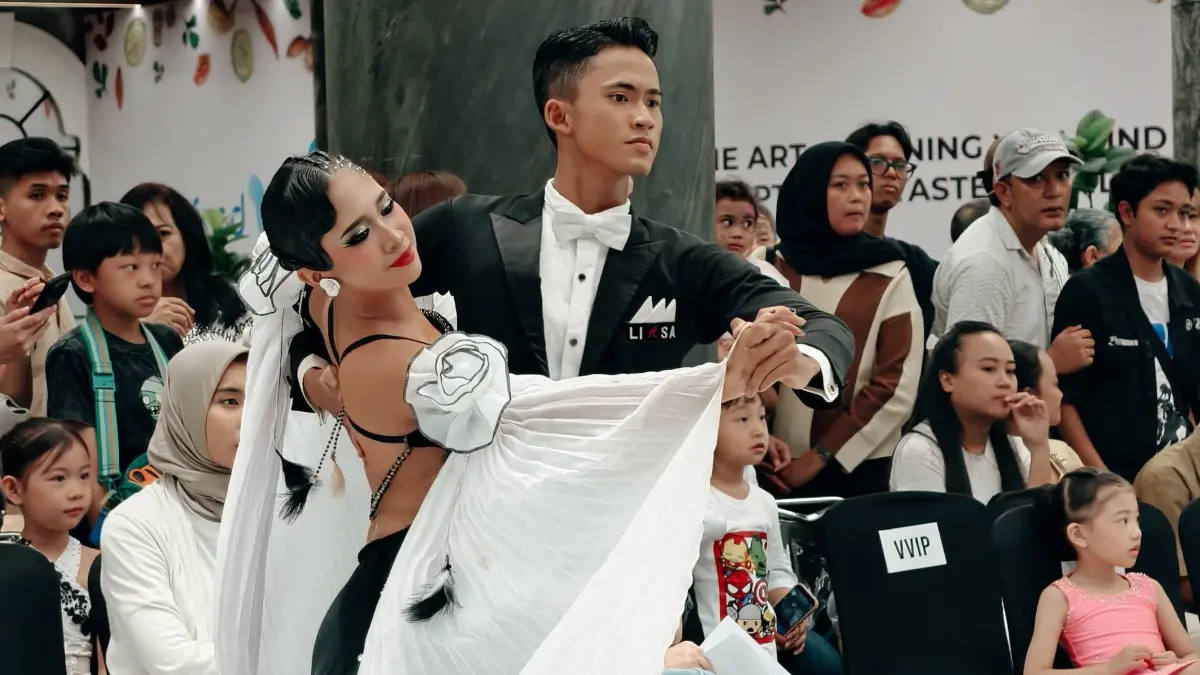 MEDALI EMAS: Atlet dancesport Jember nomor Couple Pre Amateur Latin, Muhammad Muhdor Ali dan Chory Aura Kusuma Dewi saat tampil di Kejurprov di Surabaya. Keduanya menyumbang satu medali emas dari 32 medali yang diraih Jember. (IODI JEMBER)